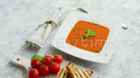 番茄汤配脆面包视频的预览图