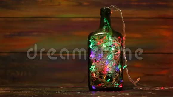 新年的装饰加兰有闪烁的灯在瓶子里创造性解决方案视频的预览图