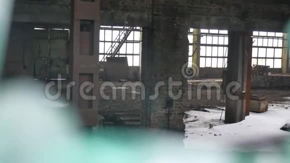 玻璃剪影打破窗户窗户废弃仓库工厂视频打破室内视频的预览图