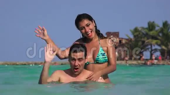 快乐的夫妻在海洋中游泳视频的预览图