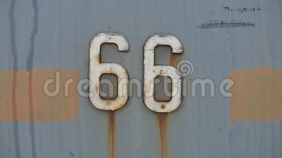 在沙漠第66号历史路线上的路标在户外的铁路牌上视频的预览图