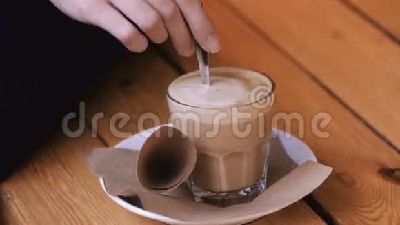 女性的手在茶托上的一杯卡布奇诺中加入糖精化糖然后搅拌视频的预览图