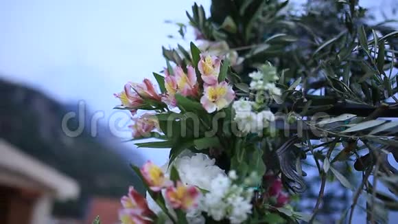 婚礼拱门上的花紫花和橄榄枝星期三视频的预览图