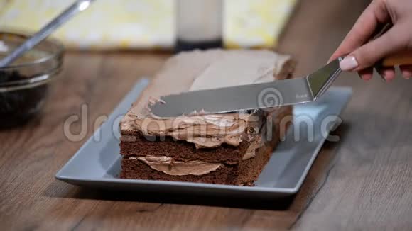 女性的手用巧克力奶油涂抹蛋糕视频的预览图