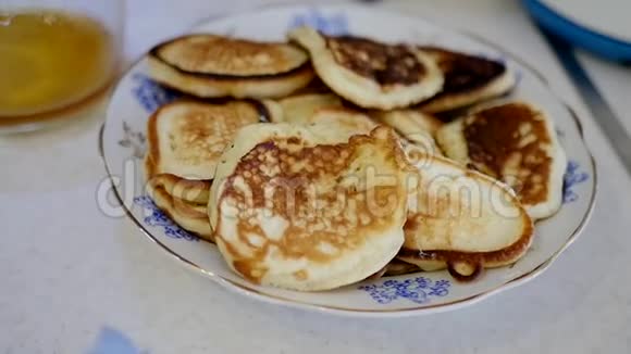 桌上有美味的煎饼视频的预览图