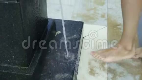女性的脚在水流下洗涤视频的预览图