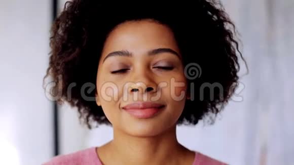 微笑的非裔美国妇女抚摸她的头发视频的预览图