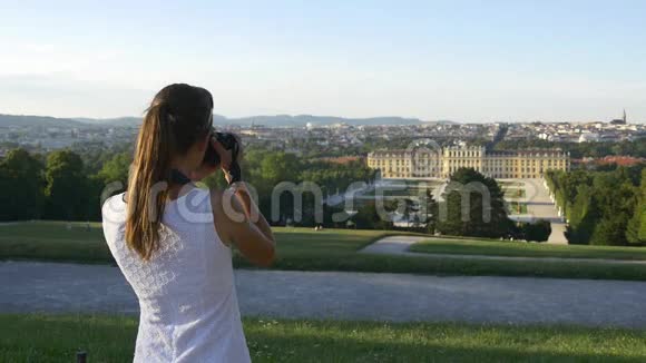女人为维也纳的宫殿和花园拍照视频的预览图