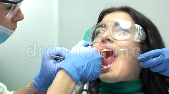 年轻女性和牙医视频的预览图