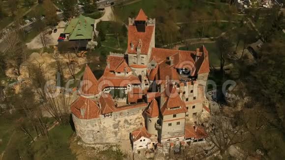 罗马尼亚布兰城堡的鸟瞰图视频的预览图