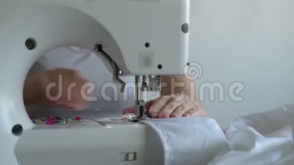 女人缝一张白色的床单视频的预览图