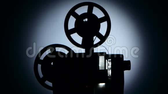 旧投影仪转动磁带黑暗剪影工作室视频的预览图