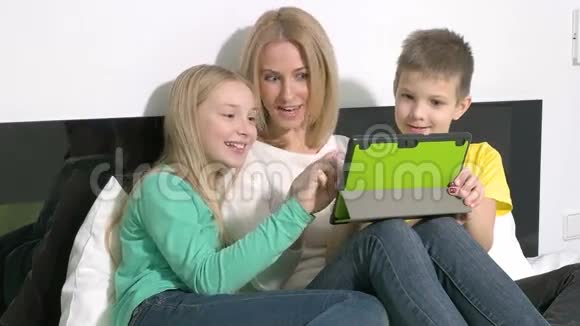 有魅力的年轻家庭使用平板电脑制定未来计划视频的预览图