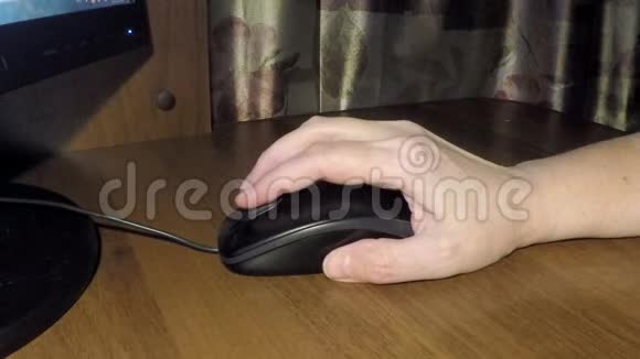 女性手中的电脑鼠标视频的预览图