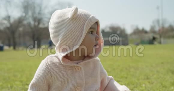 公园里可爱的女婴打扮成熊视频的预览图