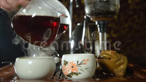 茶倒在一个特殊的容器里用于茶道视频的预览图