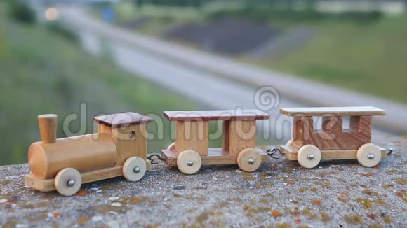 高速公路上方的小型木制玩具火车视频的预览图
