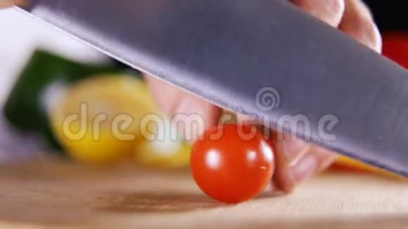 在新鲜蔬菜中切红番茄蔬菜桌上视频的预览图