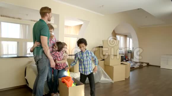 幸福的家庭拥抱在室内视频的预览图