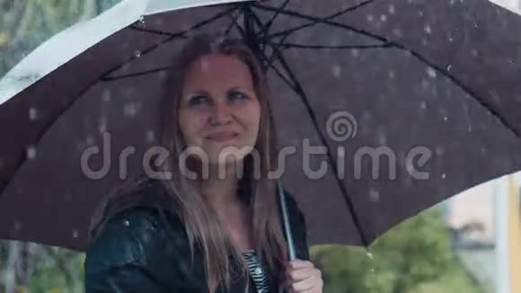 快乐的女人玩雨滴视频的预览图
