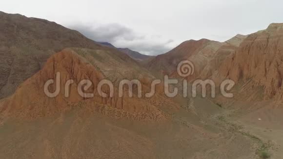 红岩针叶林和山脉背景鸟瞰图视频的预览图
