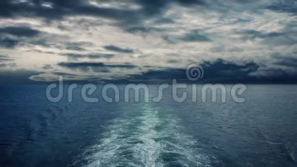 带着戏剧性的天空在海洋上航行视频的预览图