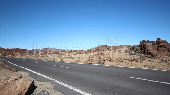 在空旷公路沙漠景观道路上行驶的摩托车视频的预览图