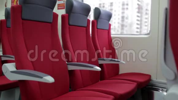 火车上的红色椅子视频的预览图