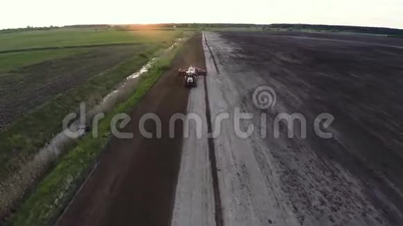 野外拖拉机太阳天线视频的预览图