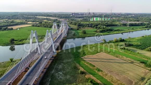 波兰克拉科夫Vistula河上的双斜拉桥视频的预览图