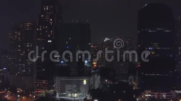 曼谷市区办公楼夜景模糊的城市灯光夜景抽象背景视频的预览图