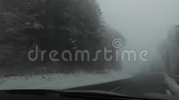 穿过法国阿尔卑斯山上一条下雪的高山公路视频的预览图
