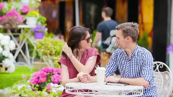 餐厅游客情侣在户外咖啡厅年轻女人喜欢和丈夫在一起而男人则喜欢读书视频的预览图
