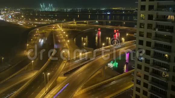夜间照明迪拜交通市中心屋顶全景时间推移夜间照明迪拜交通道路时间视频的预览图