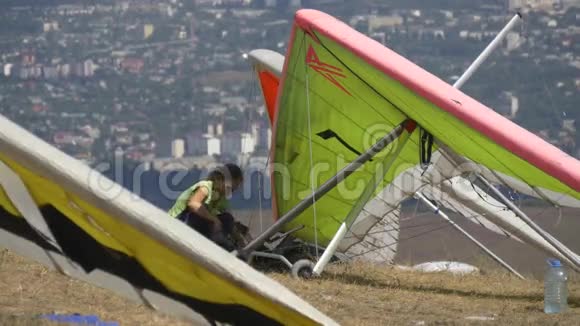 女飞行员准备在比赛中用悬挂滑翔机起飞视频的预览图