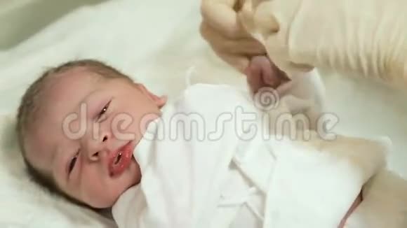 医生用夹子夹住新生儿的脐带视频的预览图