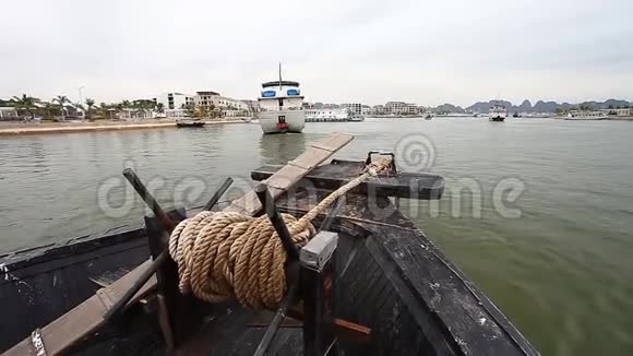 越南海龙湾乘龙船沿海湾旅行视频的预览图