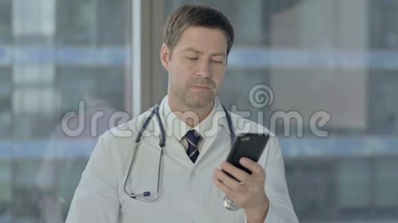 医生和病人打电话视频的预览图