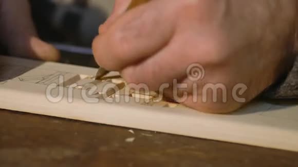 艺术木雕特写工具雕刻工具特写艺术木雕视频的预览图