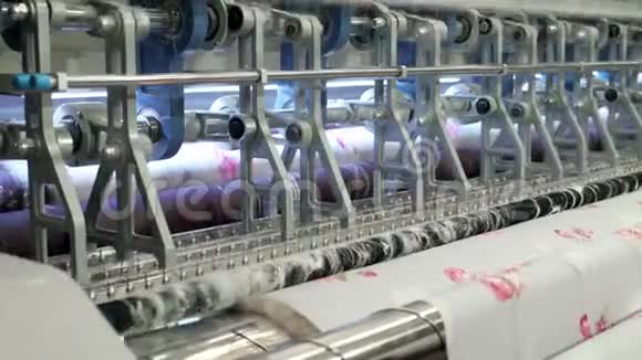 工厂生产枕头产品的无纺布缝毯机视频的预览图