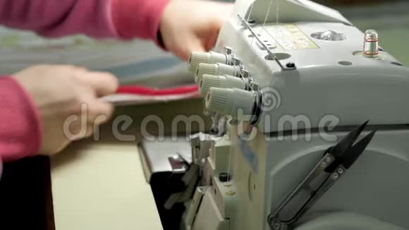 手工缝制机器上的材料生产毛毯床衣视频的预览图