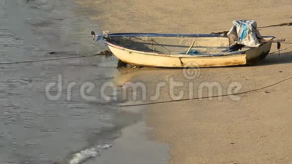 带船在海滩冲浪视频的预览图