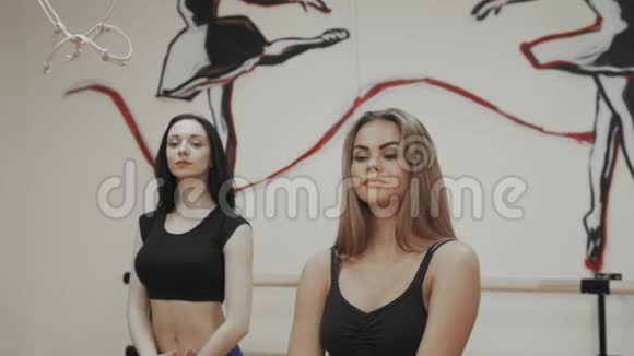 健身运动训练锻炼和人的概念一群快乐的女人在健身房锻炼和伸展视频的预览图