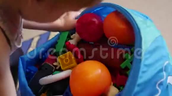 孩子从篮子里拿了一个玩具作为玩具视频的预览图