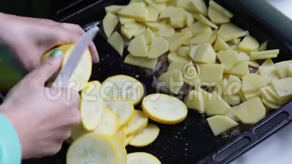 一个女人用土豆把西葫芦切成烤盘视频的预览图