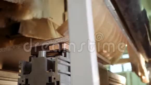 家具制造数控机床在刨花板上钻孔橱柜家具视频的预览图