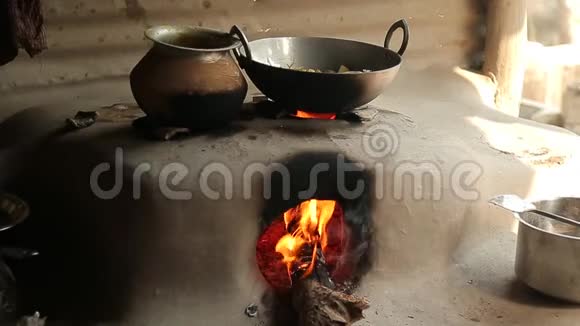 土豆正在石炉里煮印度炉子里有火焰视频的预览图