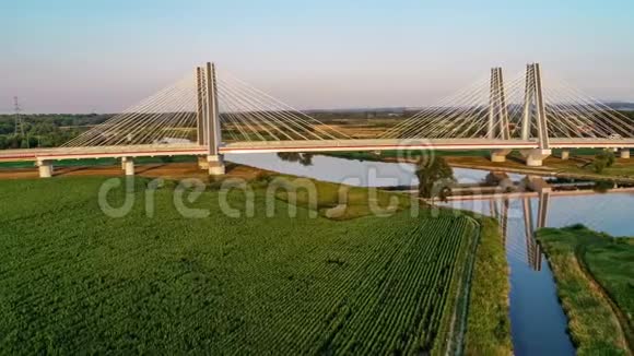 波兰克拉科夫Vistula河上的双斜拉桥视频的预览图