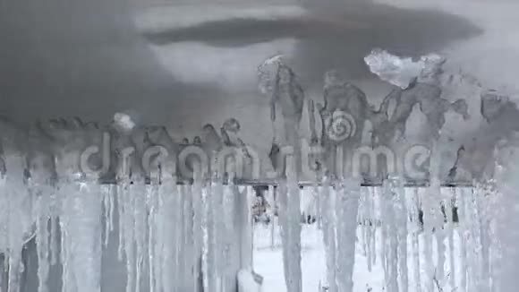 大金属管上的冰柱视频的预览图