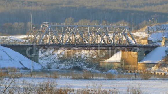 火车经过铁路桥冬季景观视频的预览图